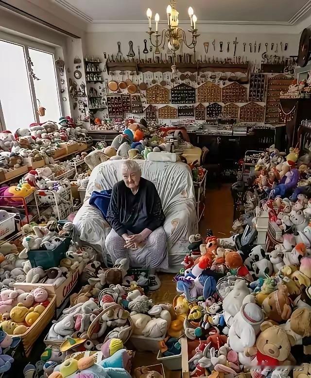 这个人收藏的都是些什么东西，认真看了一遍，好像都是一些布娃娃，实实在在说，这些东