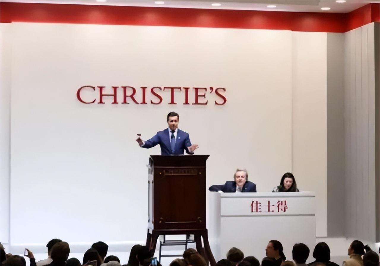 1968年的荷兰，一位女子抱着家传的瓷罐走进拍卖行。

代理人漫不经心地扫了几眼