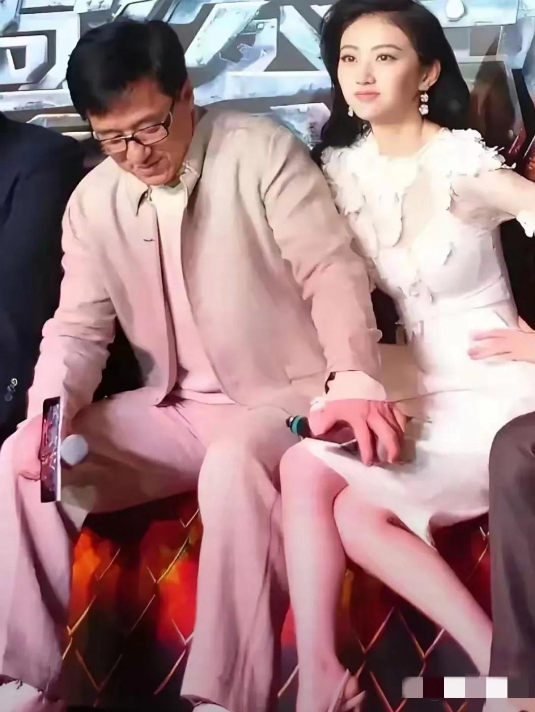 成龙大哥自己的腿上也有地方，为啥非要把手放在大美女景甜的腿上呢？难道这样就会让他