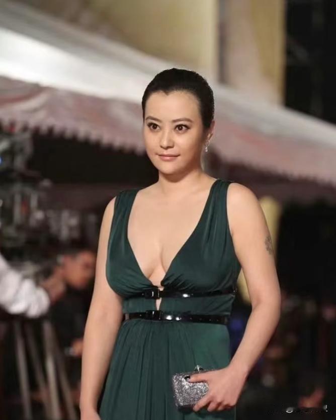 当年邓超放弃了郝蕾，选择了孙俪，今天终于知道为什么了。郝蕾真的是一个很自我很前卫