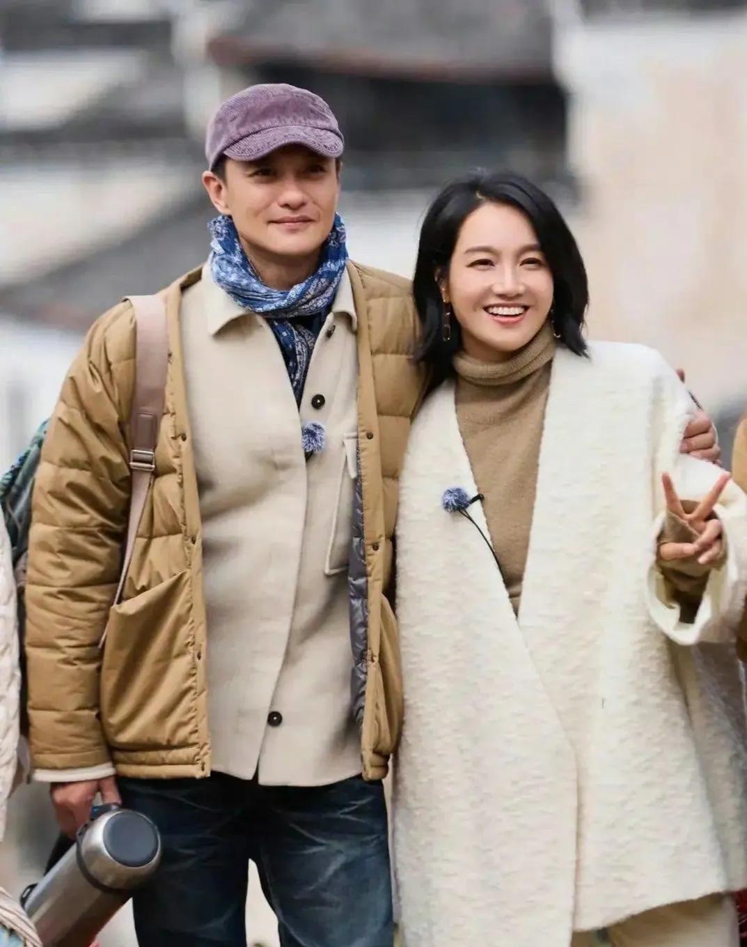 这张照片好有爱呀，朱丹依靠在周一围身边，满脸甜蜜的微笑，周一围高大帅气的身形，现