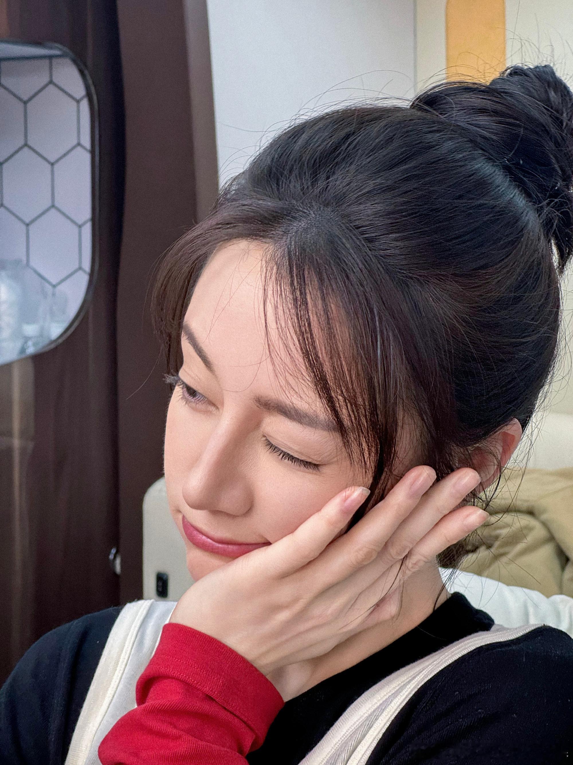 工作室抓拍的迪丽热巴自拍萌晕了阿姐迪丽热巴5连自拍