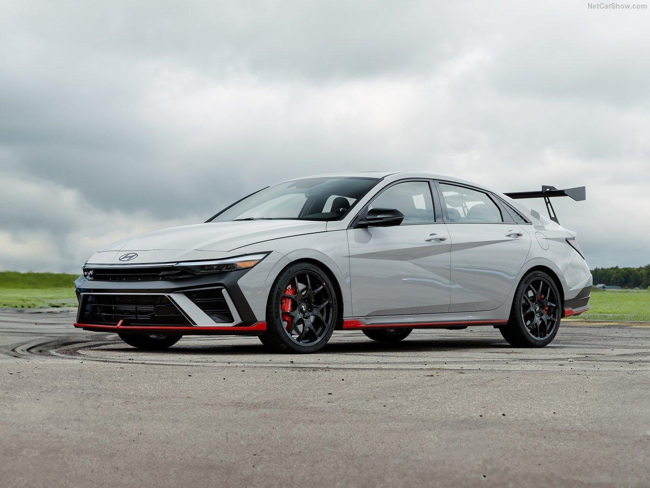 现代Elantra N TCR Edition，鹅颈尾翼显眼。车是真的好，只可惜