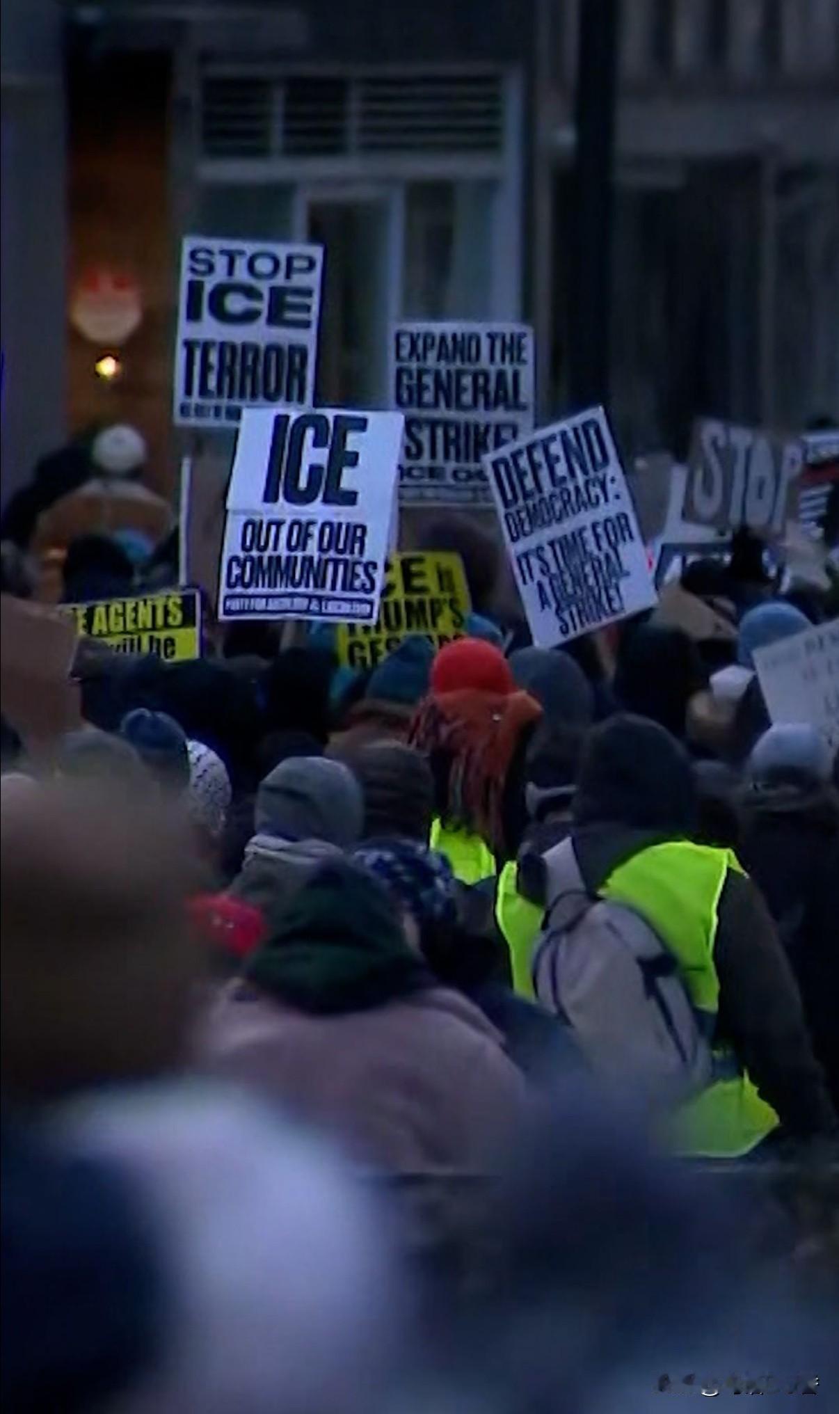 美国民众大多是公民。
  在明尼阿波利斯市工作的白人男子（护士）Pretti被移