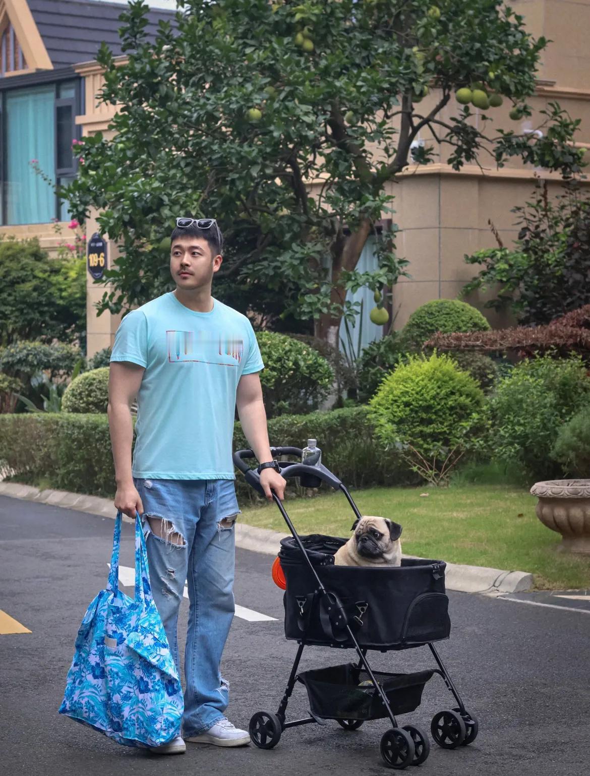 夏去秋来，我和小宝对夏天说拜拜啦！#叔圈# #大叔# #遛狗#