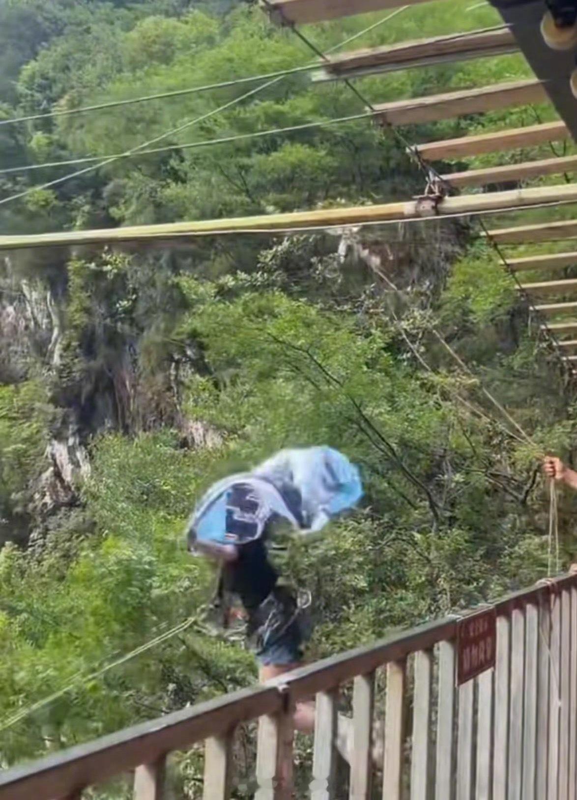 【女子秋千坠亡事发地瀑布落差168米】168米的瀑布啊！相当于两个黄果树瀑布那么