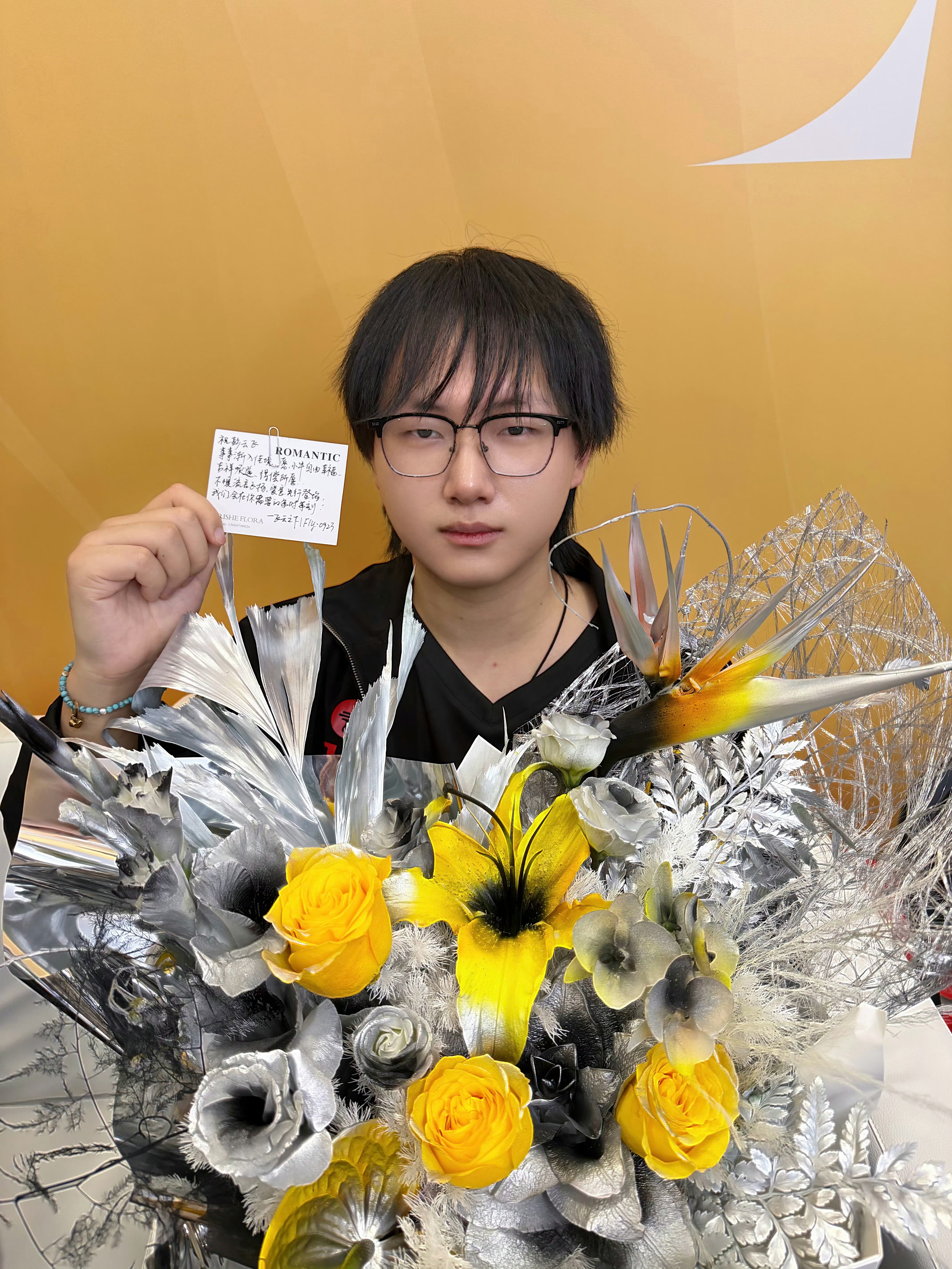 Fly永远当打之年那些MVP记录、漫长岁月，都落在这面应援墙上。爱意先行登场，我