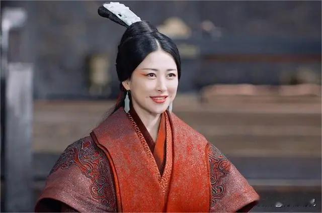 公元前238年，嬴政车裂赵姬的面首嫪毐。赵姬怒骂：“你这个畜牲，不是我儿子！”嬴