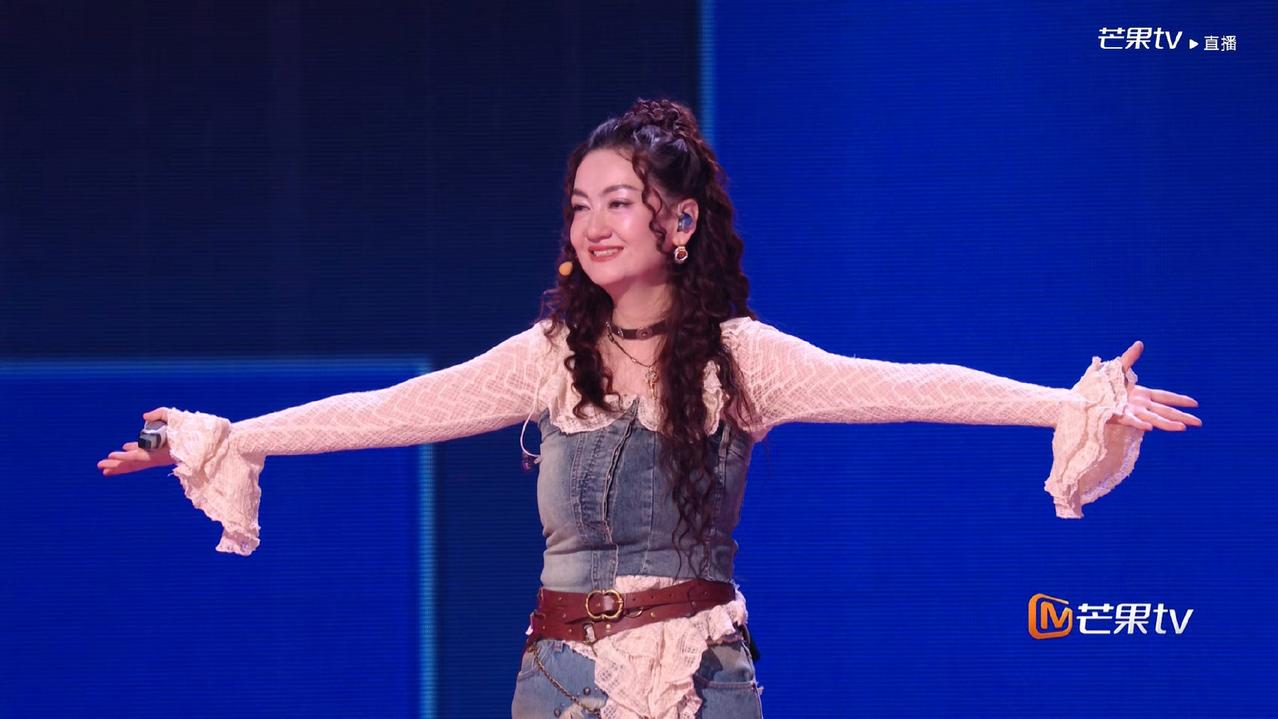 浪姐还真是一天一爆热搜，这热度就是靠淘汰不该淘汰的姐姐们推上来的呗[可怜]！
昨