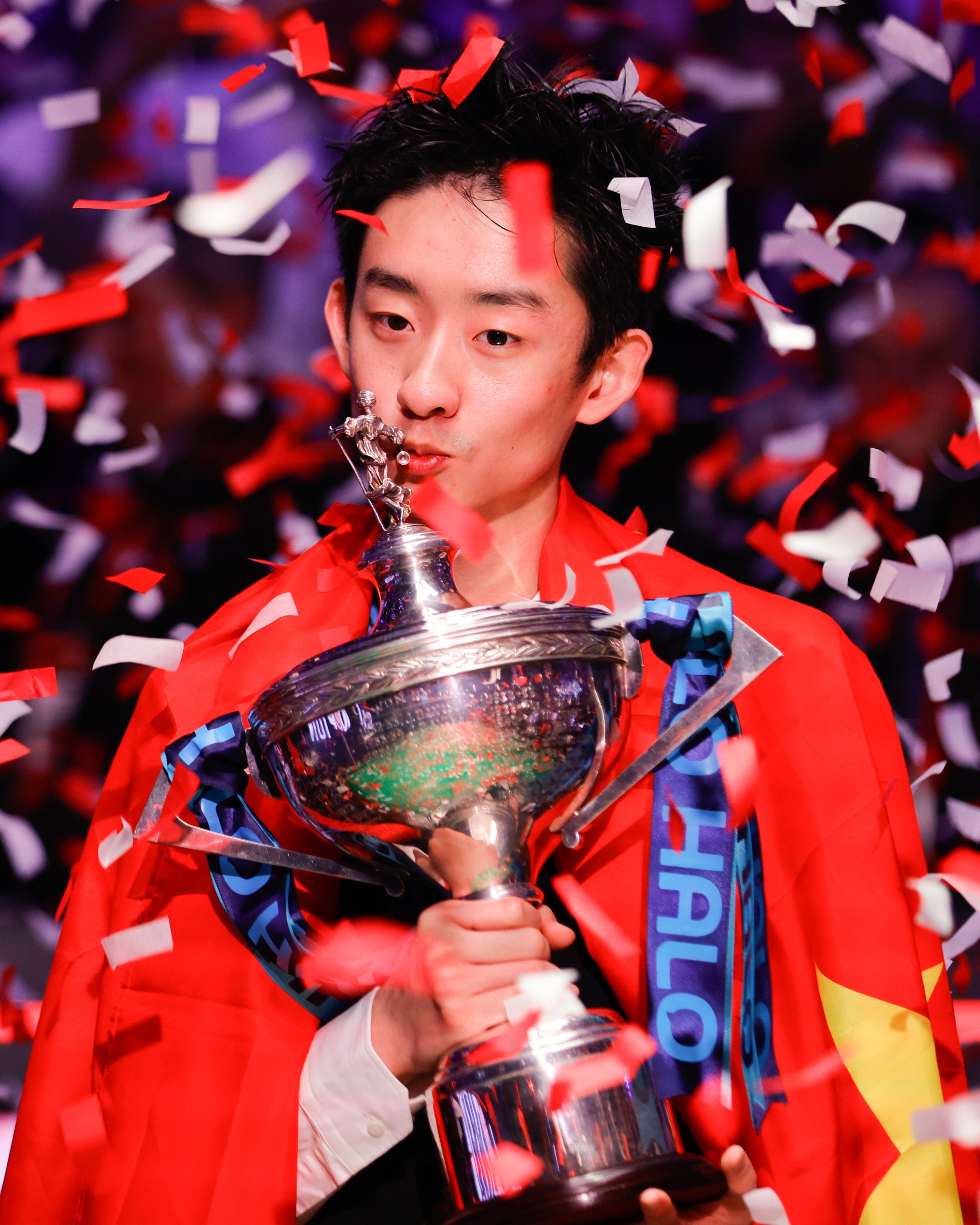 吴宜泽世锦赛夺冠 吴宜泽身披五星红旗亲吻斯诺克世锦赛的冠军奖杯，从今天开始，小吴