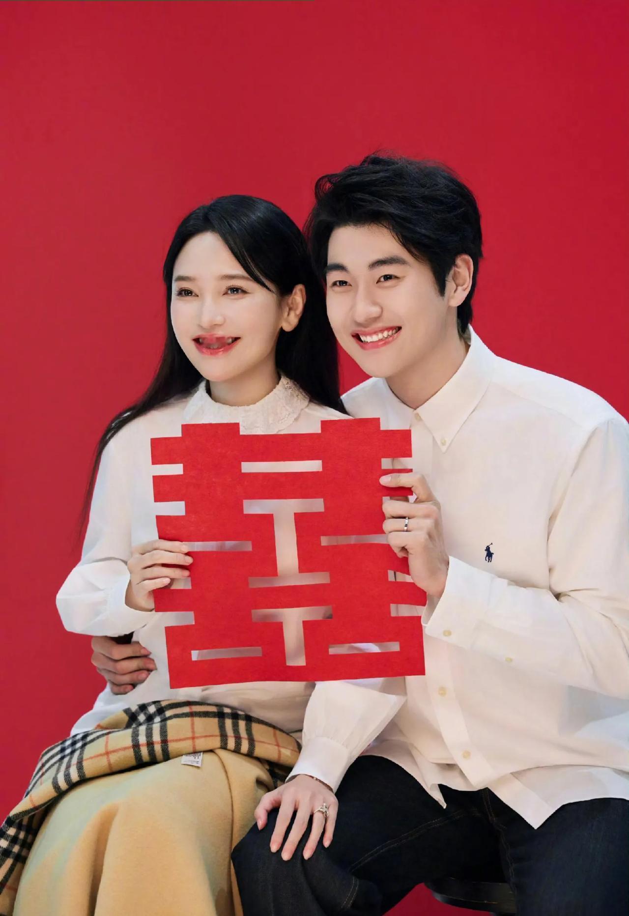 金莎今天官宣领证，笑容甜得完全不像45岁啊！

金莎孙丞潇在节目录制时就已经领证