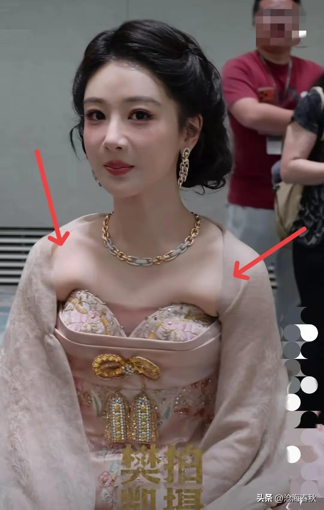 这样难受不难受
穿这个堪比受刑
看着都觉得憋屈