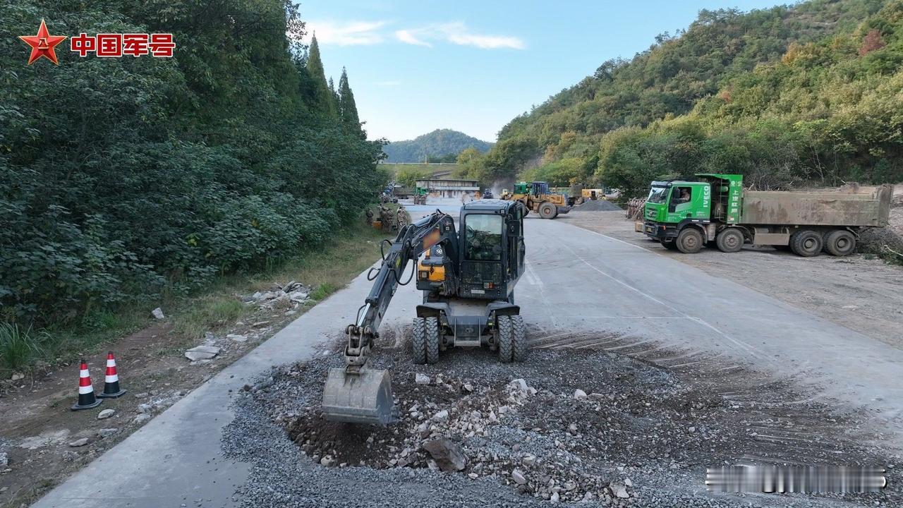 近日，空军某部联合地方国防动员力量进行排弹抢修演练。在实战中，机场跑道将是敌人重