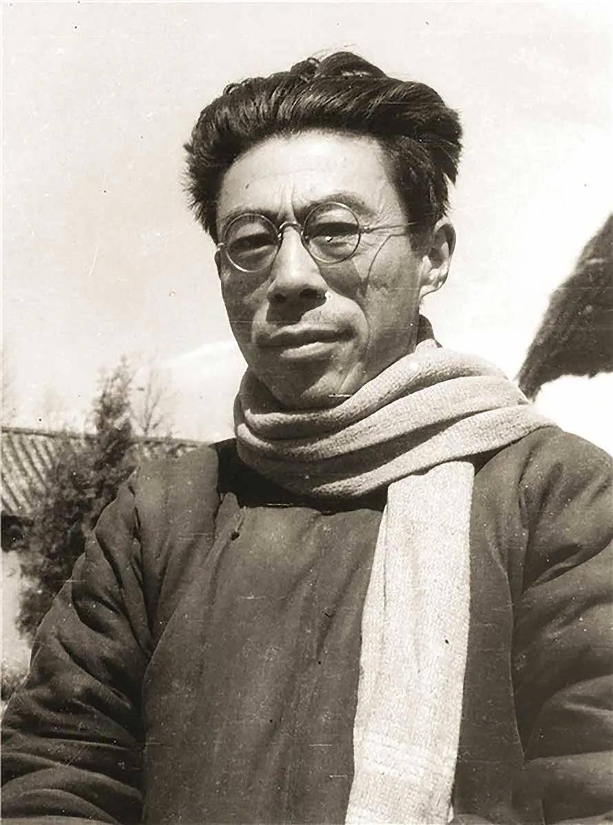 闻一多先生在云南被暗杀时，他的长子奋不顾身扑上去为父亲挡了五个子弹。闻立鹤扑倒父
