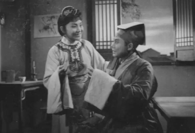 1959年毛主席接见小演员，被指名字叫错后，毛主席微笑建议：回家可以问问你爸爸！