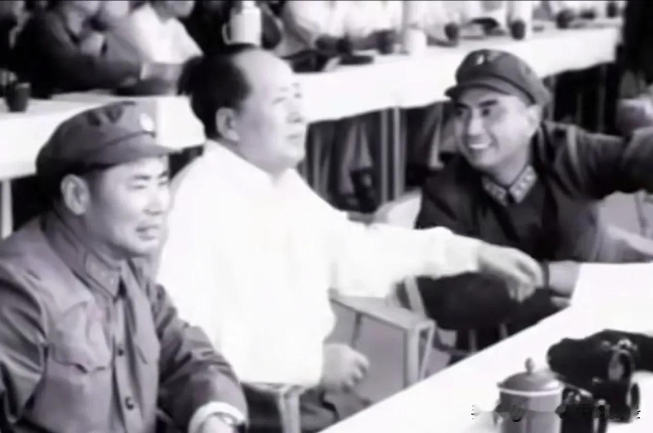 1964年全军大比武，毛主席观摩中听取北京军区司令员杨勇，济南军区司令员杨得志的
