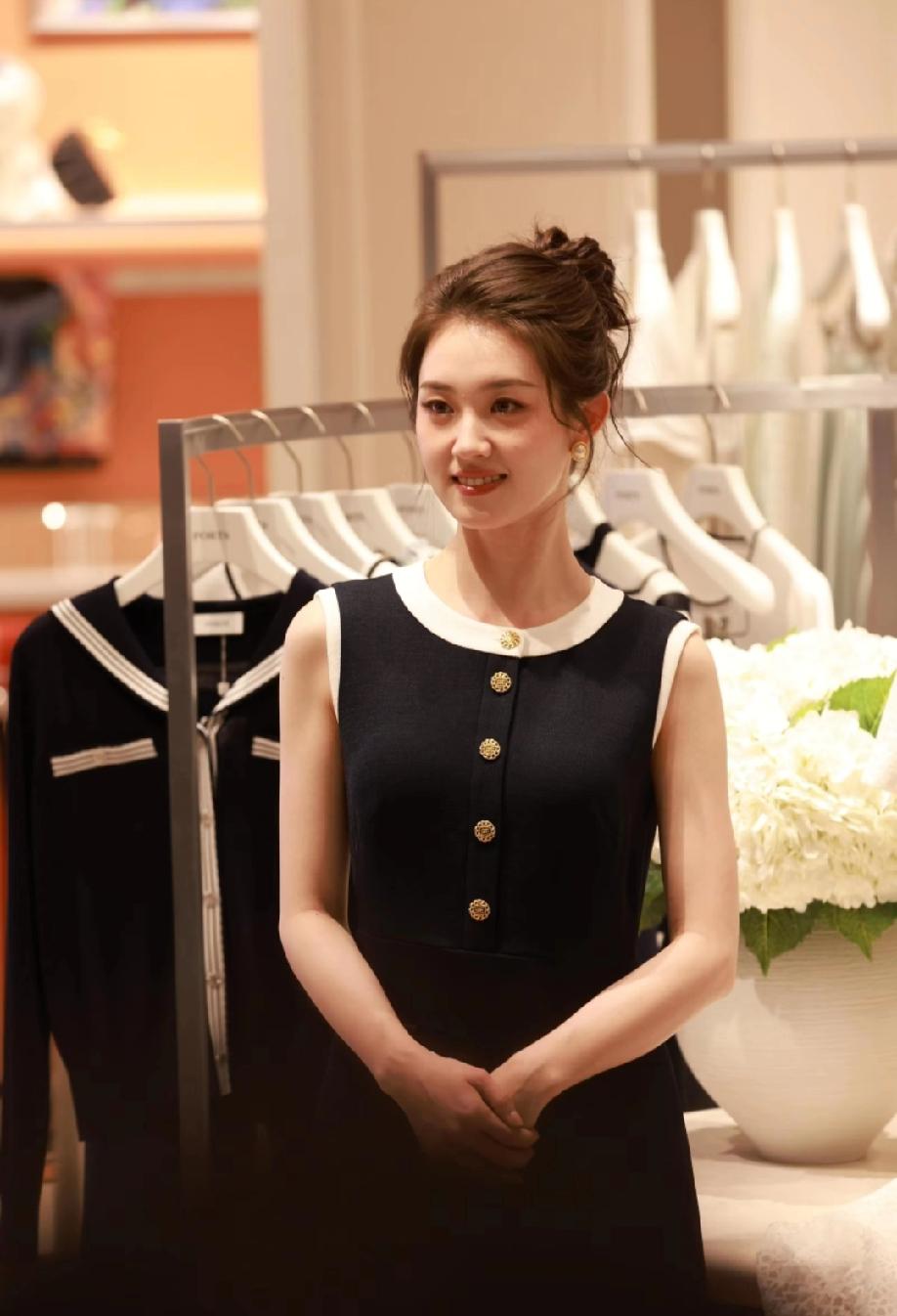 今日新鲜的郭宇欣来了哈！她参加昆明线下活动，知性优雅，十分高级灵动，令人过目不忘