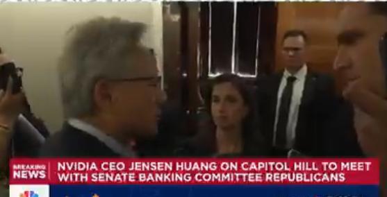 老黄这回是真的坐不住了！
直接跑到白宫摊牌，话里话外就一个意思：别再逼我给中国卖