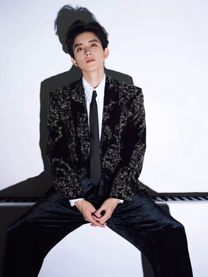 黑调王子敖瑞鹏敖瑞鹏尖叫之夜重工刺绣黑西装造型 黑调王子敖瑞鹏，敖瑞鹏尖叫之夜重