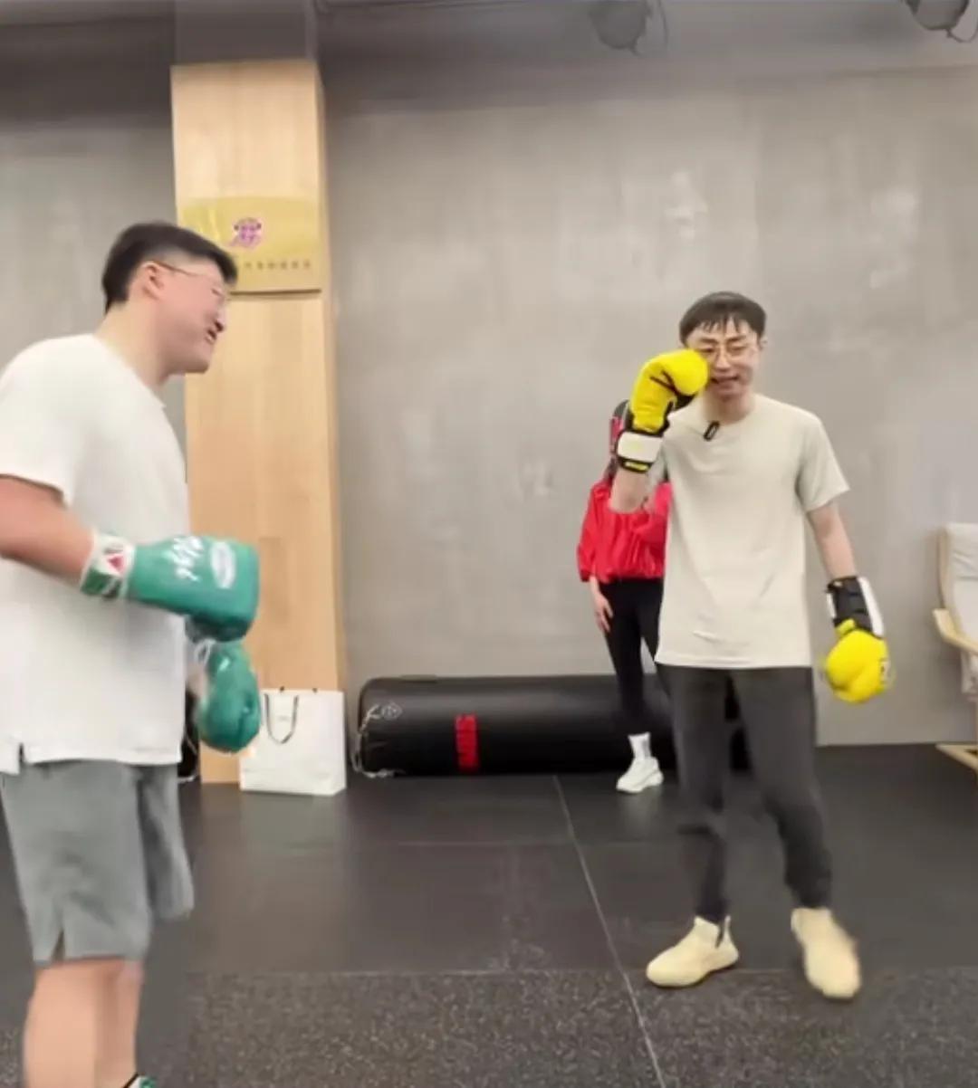 UZI应该可以打两个K神，K神是真的细，看他打拳的动作，很弱很弱，这应该是晚上二