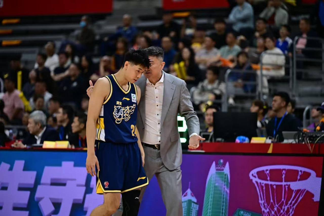 杜锋没有任何战术变化和调整，首发阵容、替补轮换跟打广州如出一辙
广东队打不过北京