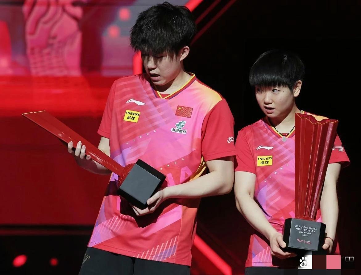 大一号的奖杯惊呆了两个小可爱
莎头一脸嫌弃：
这奖杯🏆，沉也就算了，还长得这么