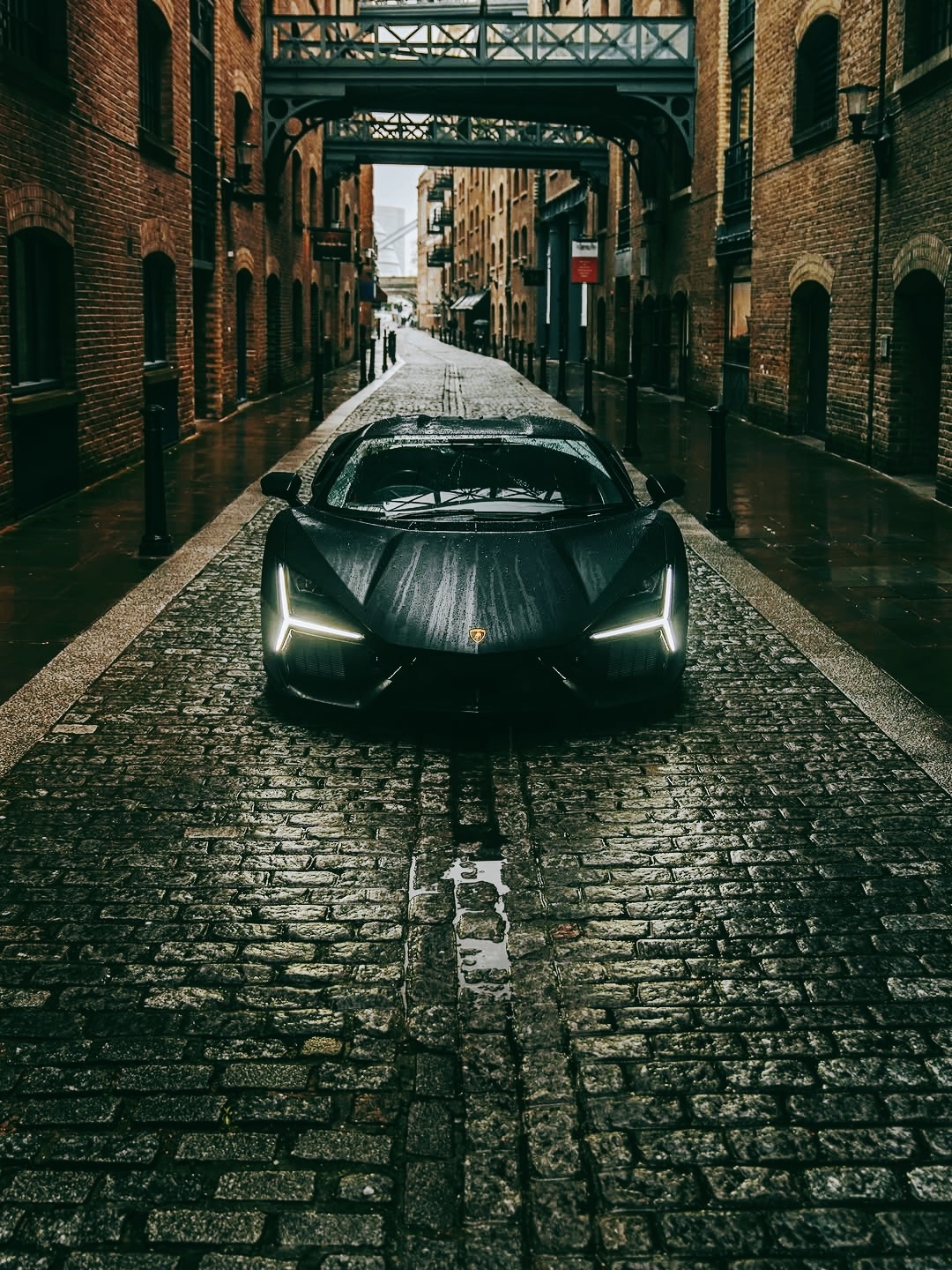 Lamborghini Revuelto搭载6.5升自然吸气V12发动机，结合前