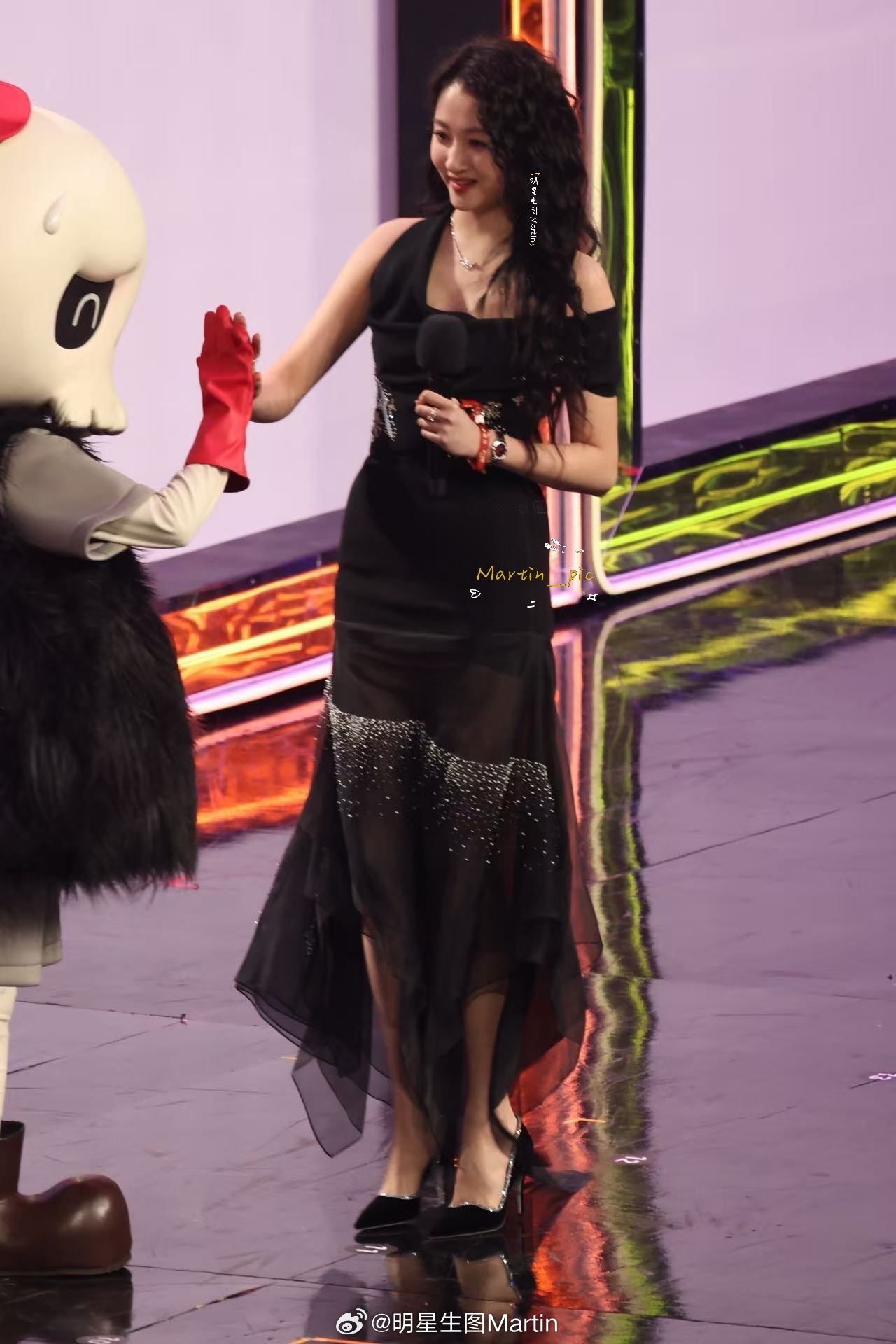 关晓彤微博之夜内场 关晓彤 微博之夜内场生图掉落~黑色真的好美关晓彤鞋跟卡台上了