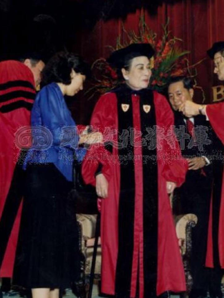 1994年，宋美龄获颁波士顿大学荣誉博士学位，留下了这张罕见的留影。很难想象，照