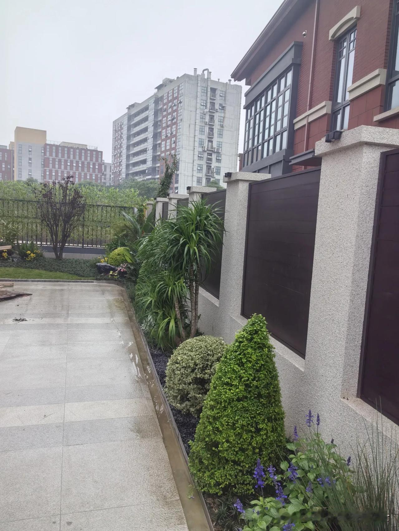 一位有钱的朋友，花1000万元买了两套商业别墅。又花500万元装修了其中一套。