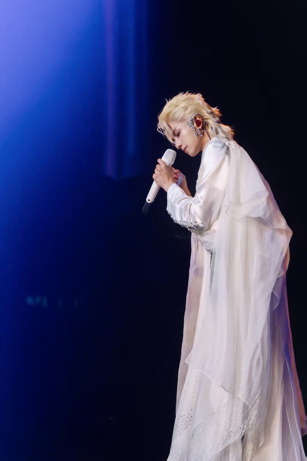 华晨宇说感觉被几万人看着洗澡火星演唱会水幕舞台封神，华丽舞美震撼人心，华晨宇身处