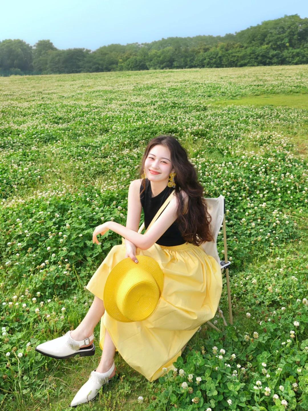 #夏日生活打卡季#🔥经典碰撞新潮流！黑色无袖T恤遇上黄色半身长裙，时尚感爆棚！