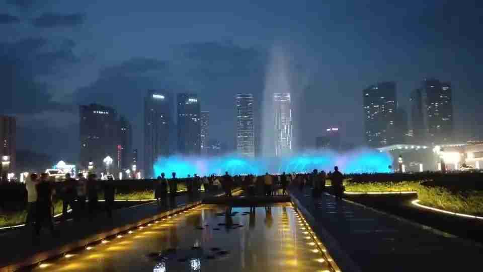 我的今日状态：😭伤心难过
我这里的天气：🌧下雨
🎆大连 星海喷泉按下“静音