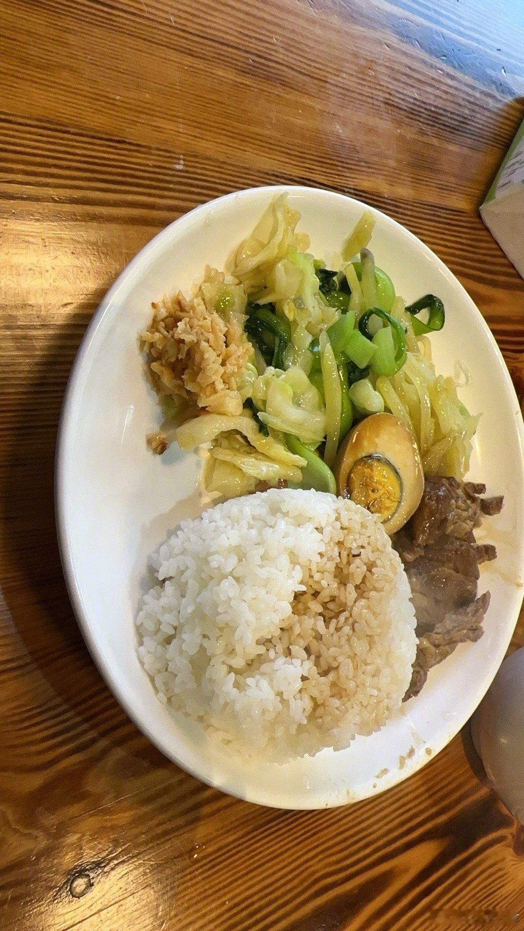 晚饭的时候，我刚装好这碗饭，一位医生朋友发我信息，想要和我讨论一下一个病人的病情