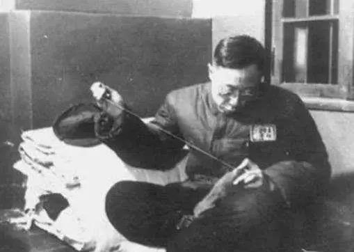 1912年北京：溥仪退位当天的紫禁城神武门，守卫们丢掉了象征皇权的顶戴花翎，围坐