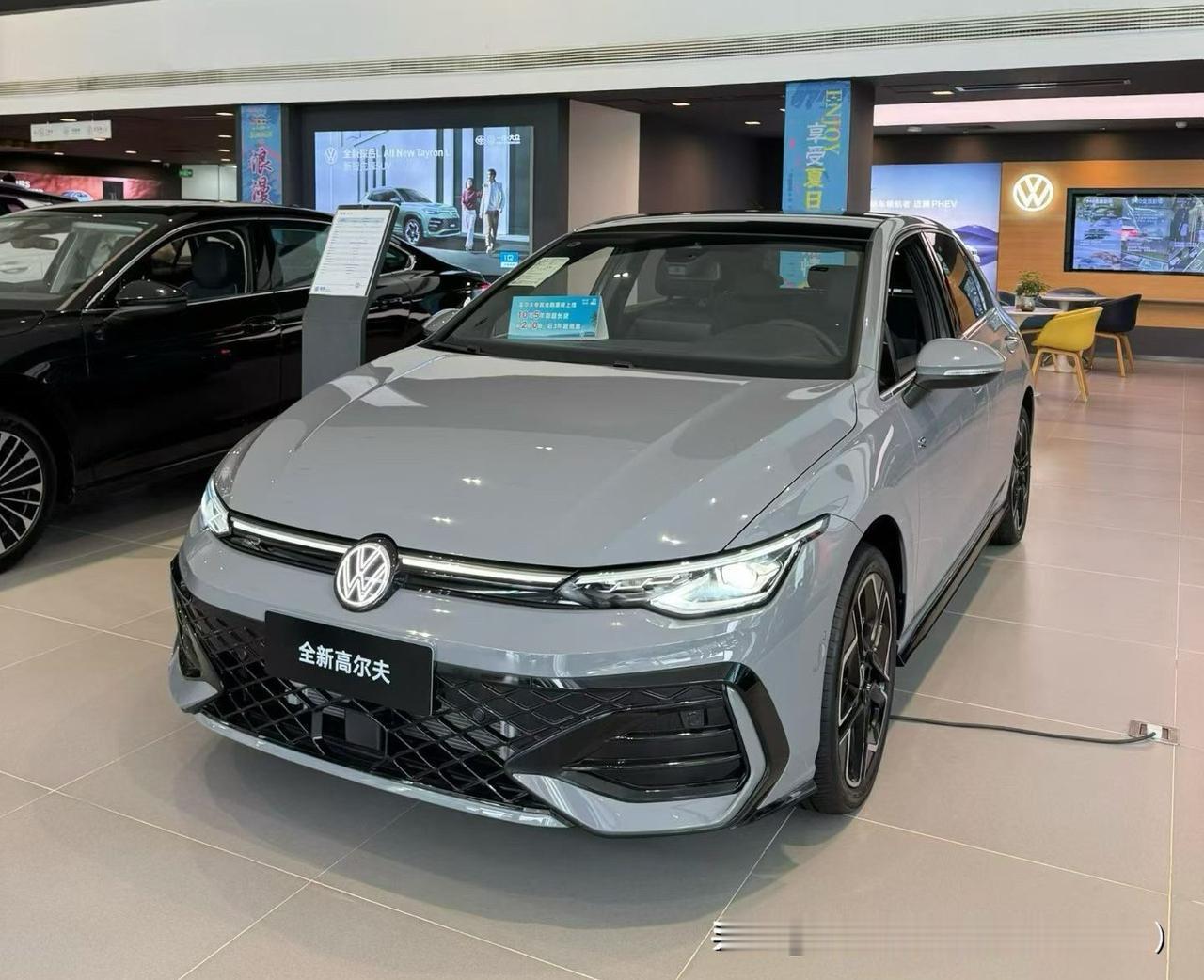 最近市面上出了一批高尔夫，不是灰色就是黑色。配置是300TSI R-Line的版