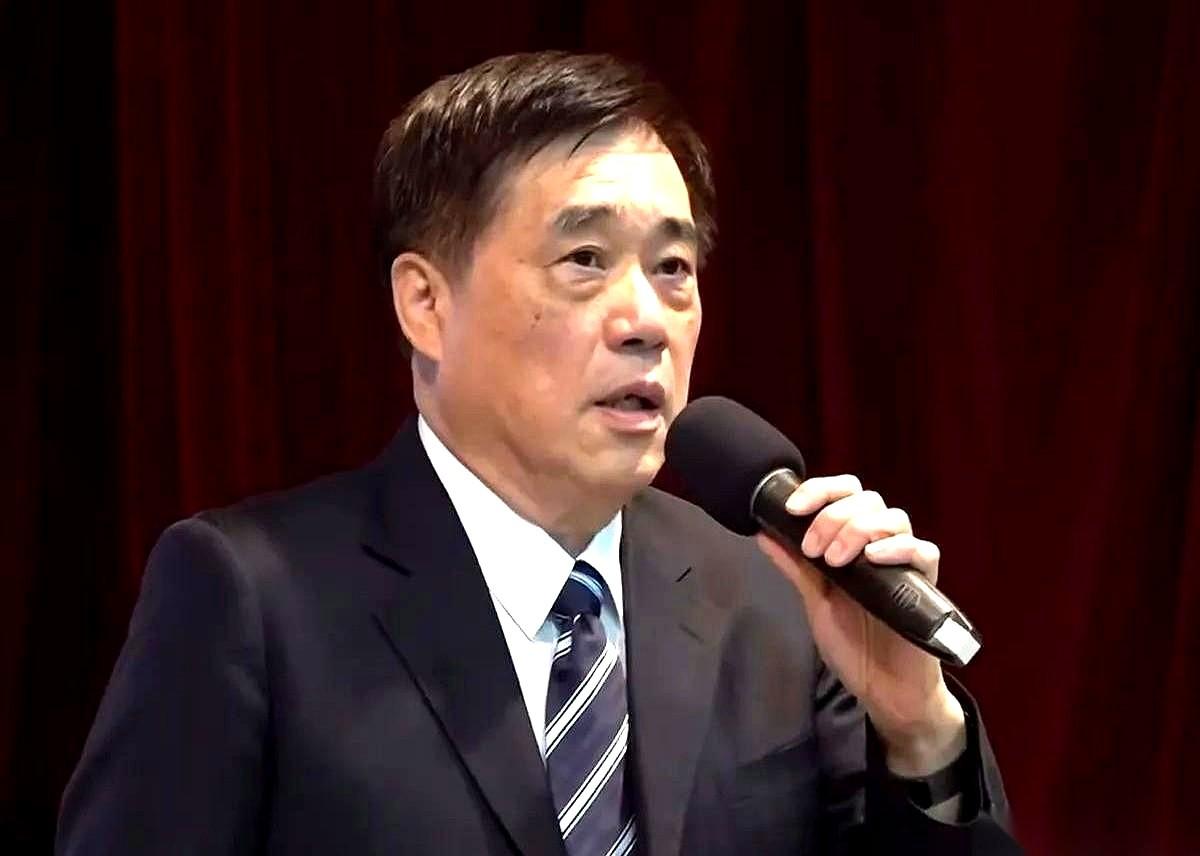 “我帮你当主席，你铺我2028的路。”这话，就差直接刻在郝龙斌脑门上了。
卢妈在