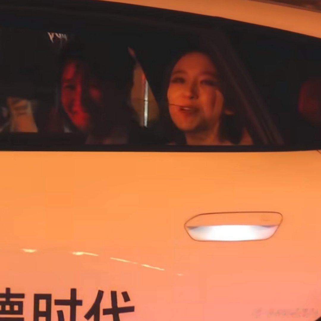 网传雪人曾沛慈换黄灿灿不能吧这不曾沛慈和唐艺昕一起下班坐车吗？应该是刚练完吧…曾