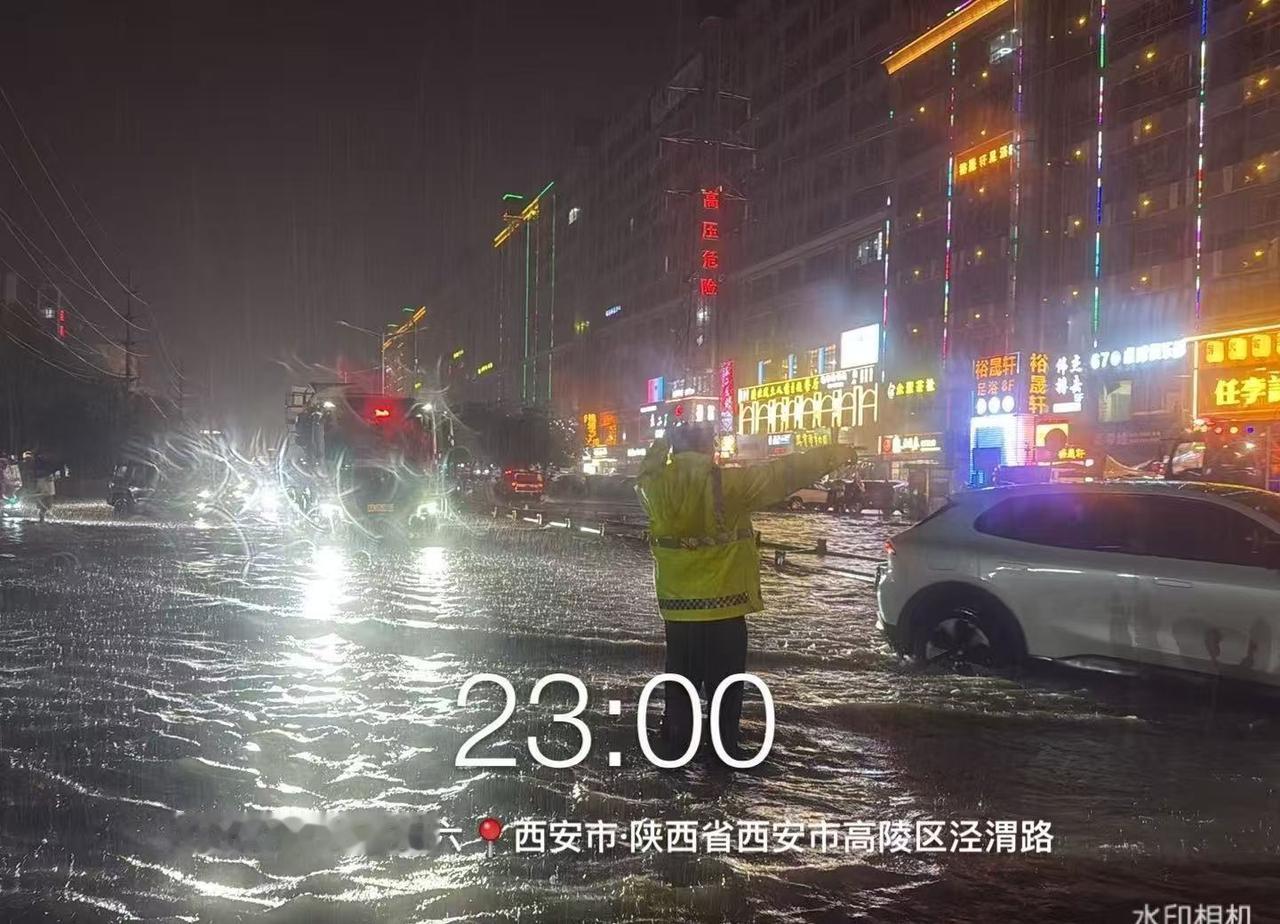 7月11日晚，泾渭新城遭遇强降雨，交管经开大队泾渭中队迅速到场封控疏导，防止车辆