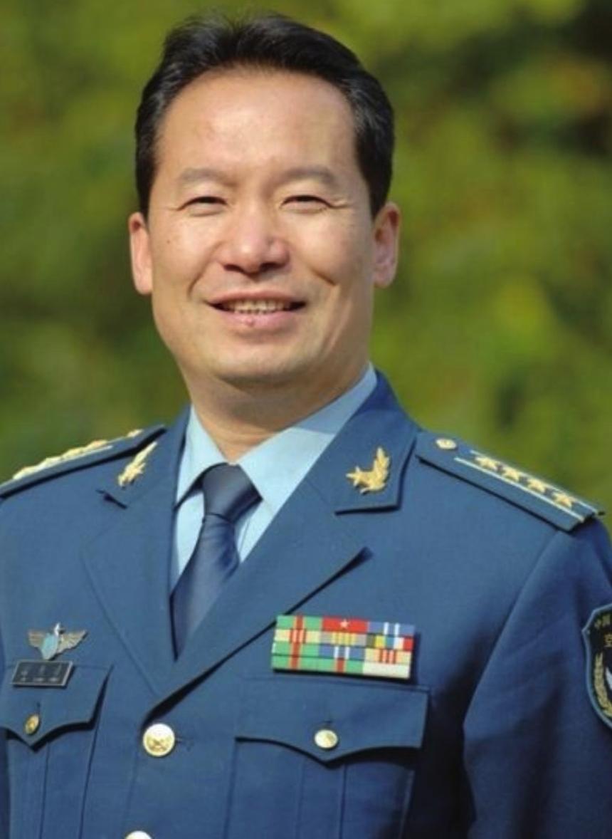 1987年，飞行员徐勇凌驾歼-6因指令误撞长机，坠入深山。迷路6小时后，一声牛叫