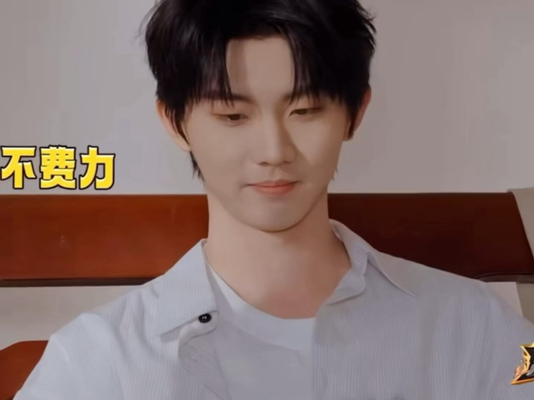 颓废男吗，头发一抓更有感觉了 