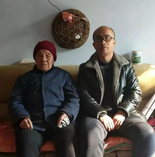 1995年，山东高三男孩租不起房，每天走30公里上学。一女子说：“来我家住，不收