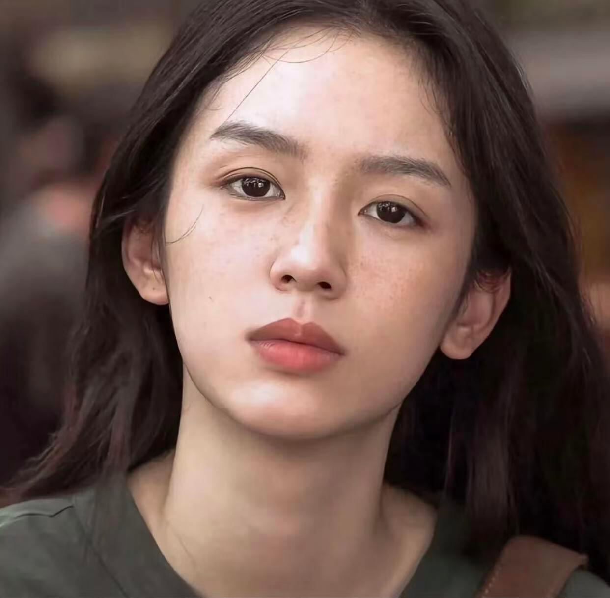 为啥她窄双还美的这么突出❓周也的👀是窄双，眼尾微微下垂有种坚毅又倔强的感觉，她