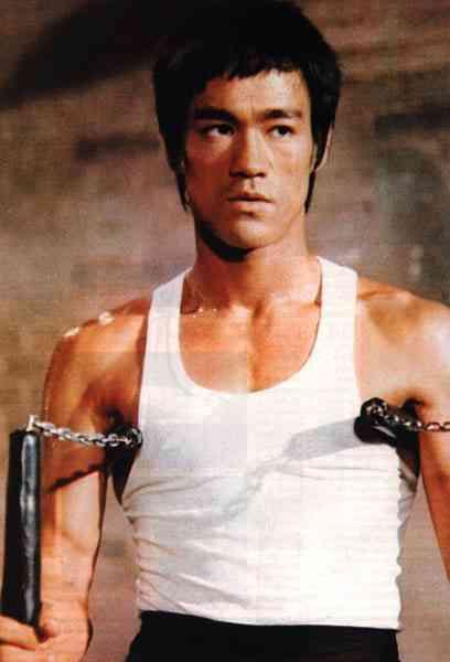 ?
李小龙到底是武术家还是演员?
哈喽大家好，网上常年争论李小龙到底是武术家，还