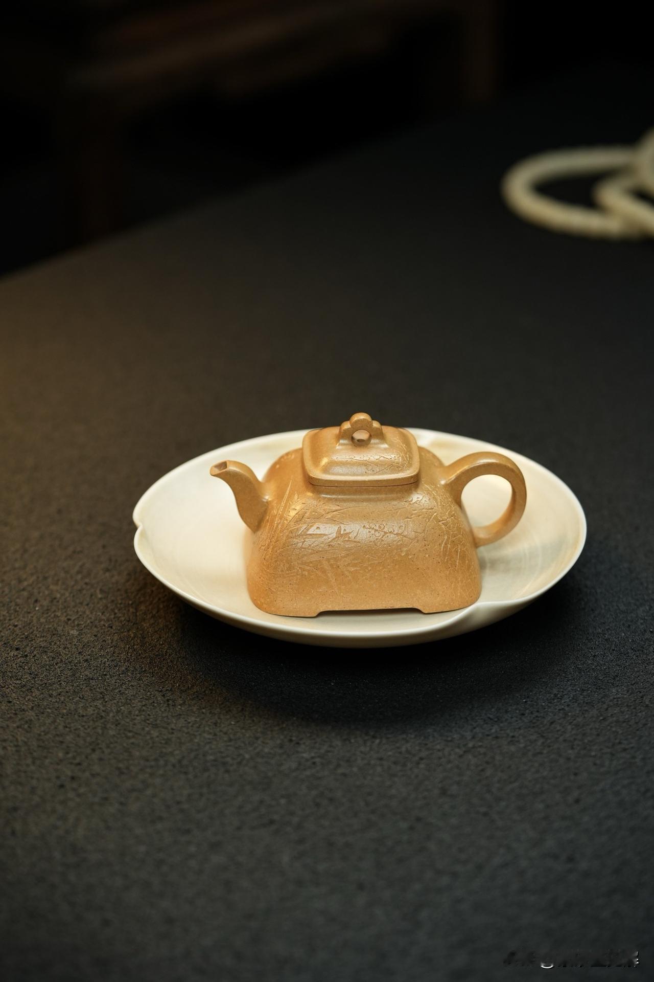 因壶适茶，因茶选壶，用茶养壶养出道理，愈是紫砂古壶、旧壶，愈能养出个名堂;愈是名