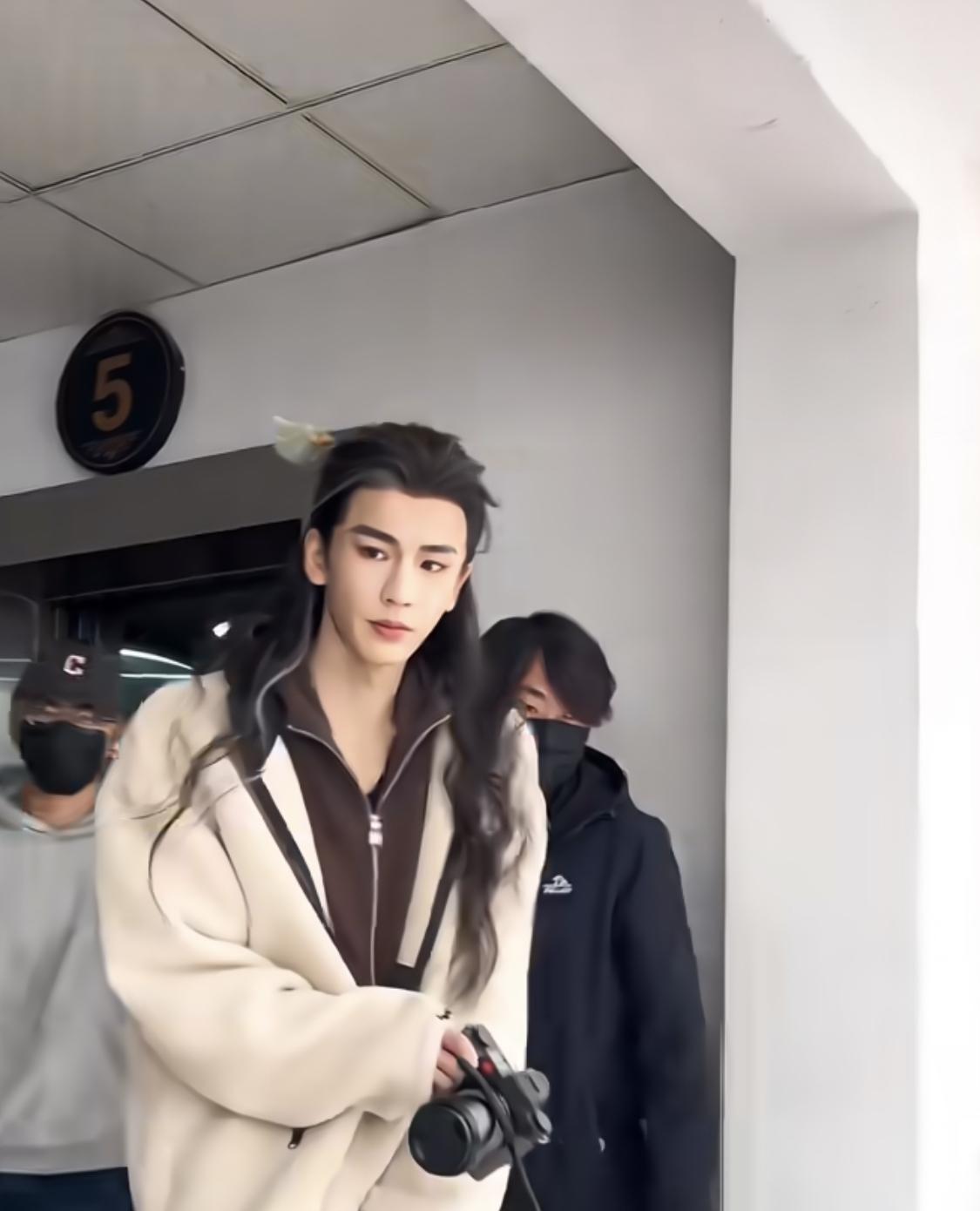 张凌赫现在的阿贝贝是他手上拿的相机，走到哪里都带着他。

学习摄影是不是能让自己