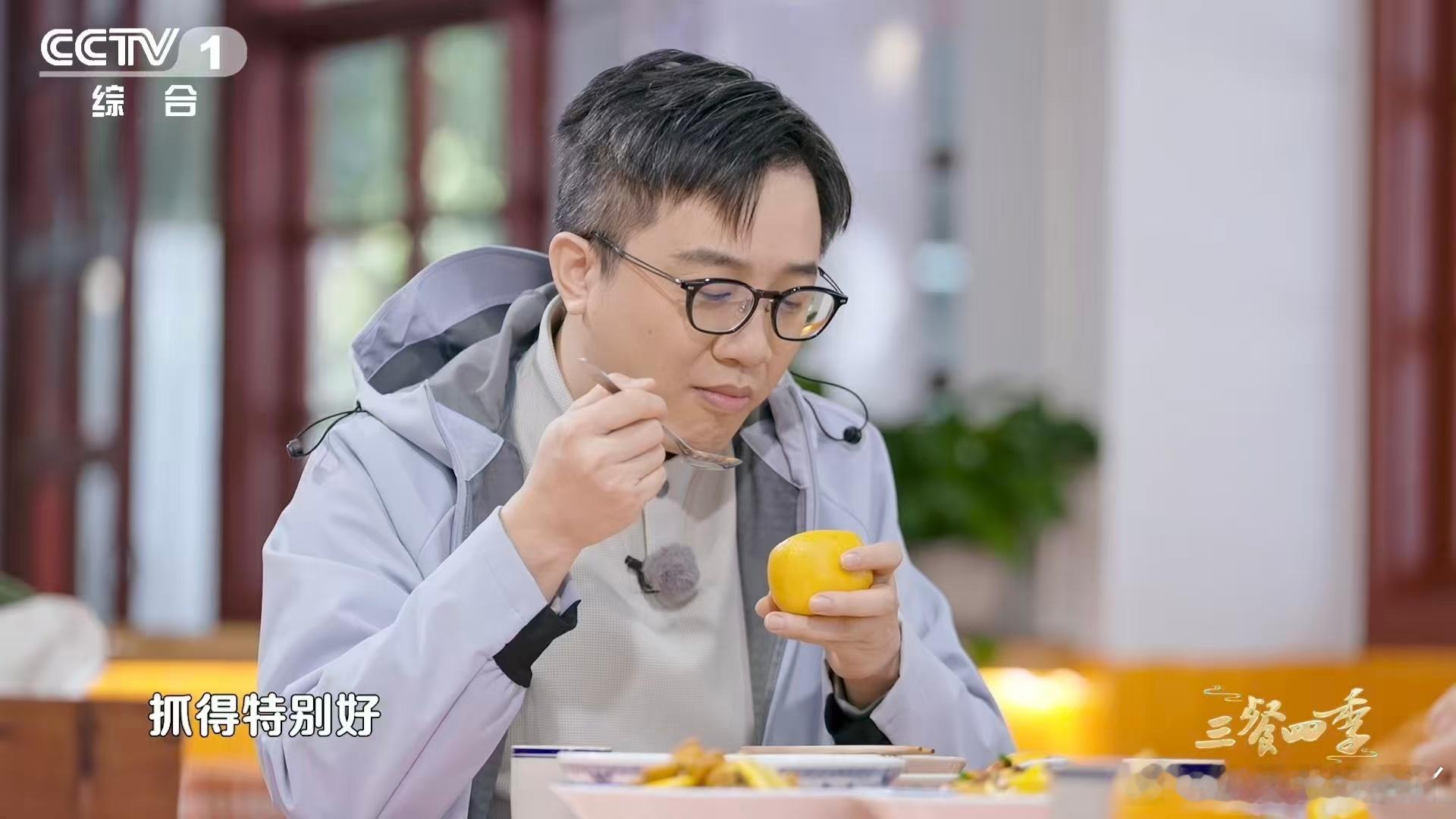 在赣州橙皮还能用来做碗 赣州特色橙皮蒸蛋，天然橙香入味，蛋羹滑嫩回甘，吃一口就忘