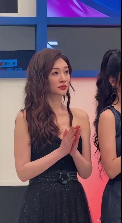 感觉大美女李小冉眼里没有光了，只有满身的疲惫！ 