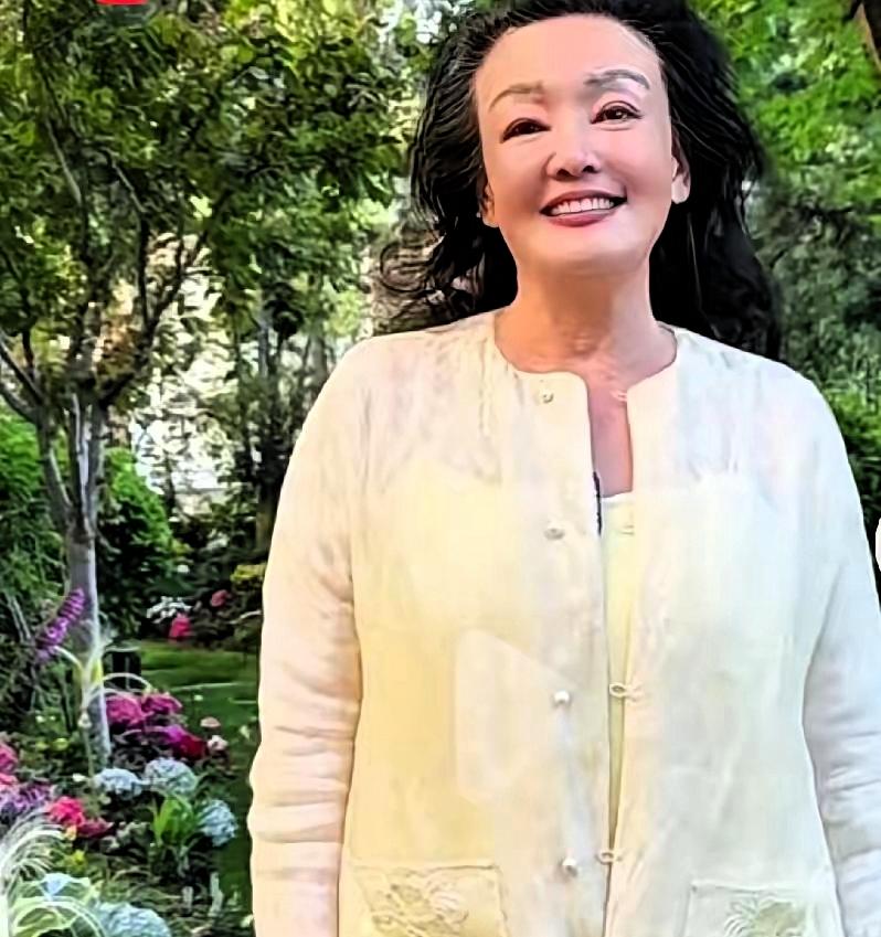 兰姐呀，她就是这样，带孩子，她最喜欢，工作也重要，但孙子汪宝，才是她开心事，天天
