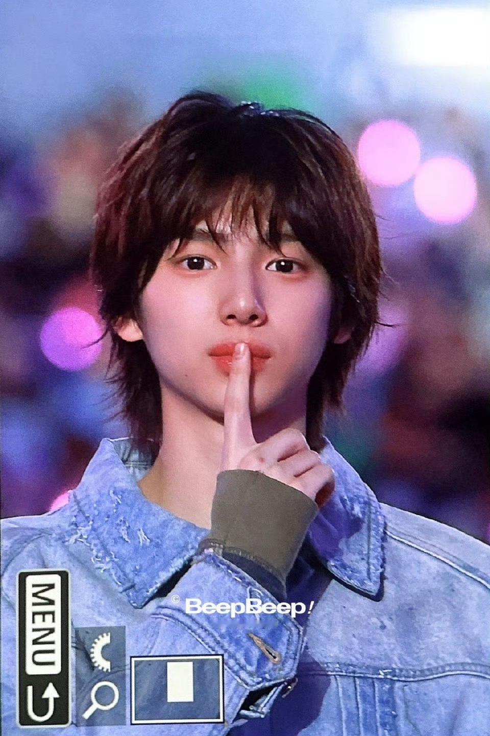 这什么意思？让我往这亲吗？来了宝宝😘😘😘😘😘😘 